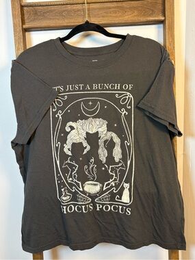 Disney Hocus Pocus Graphic Tee in Charcoal and Cream (187)